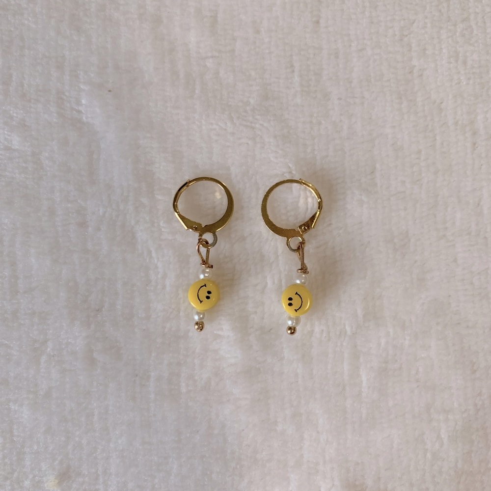 Smiley face and freshwater pearl huggie earrings